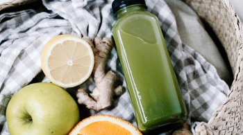 Green juice with ginger, citrus, and apple — ingredients supporting metabolic health and detoxification